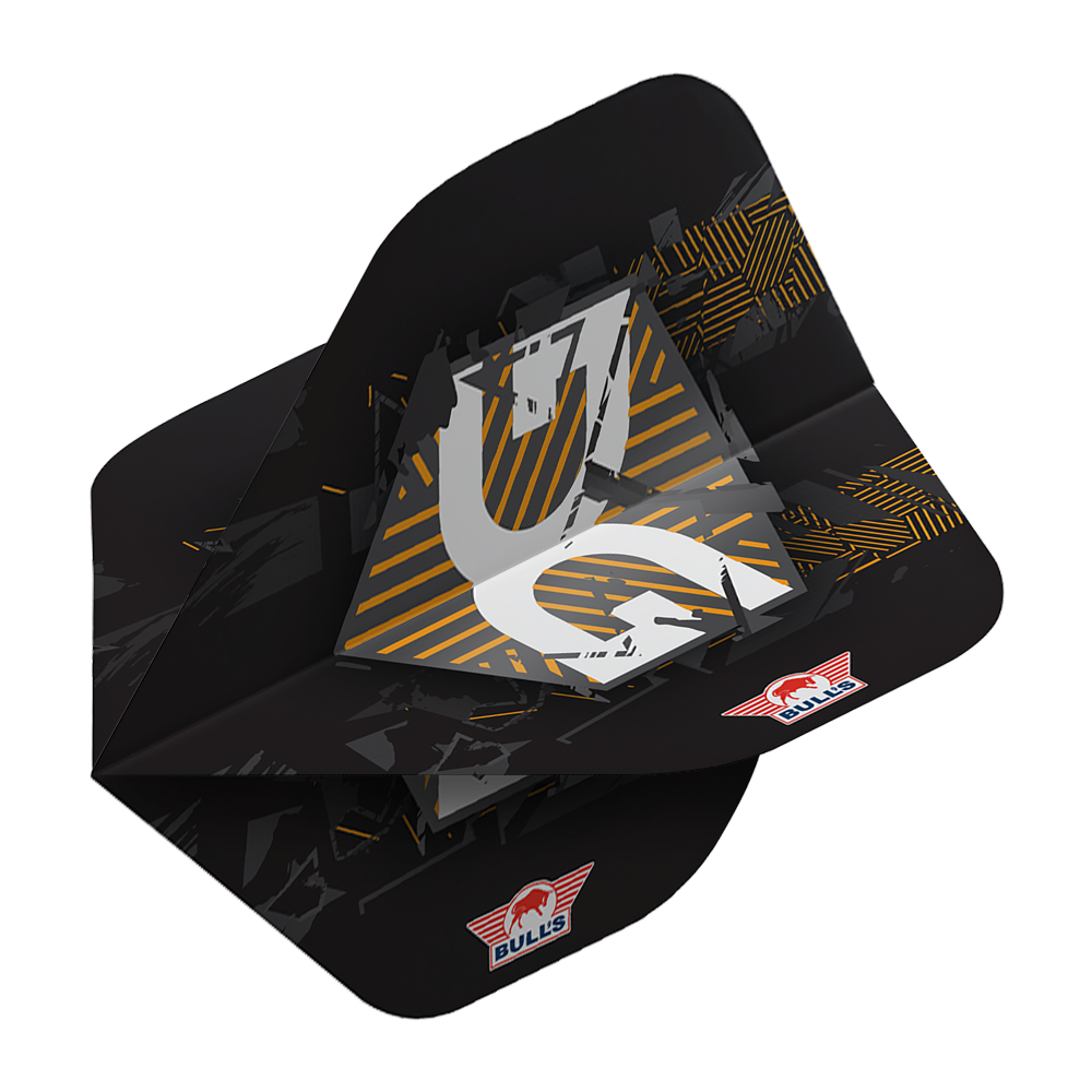 BU50920_BullsNL_Player_100_Martijn_Kleermaker_90_No2_Standard_Flights_2 Das Bild zeigt die Bulls NL Player 100 Martijn Kleermaker 90 No2 Standard Flights. Die Dart-Flights sind schwarz mit gelben und weißen grafischen Elementen und dem Bulls-Logo darauf.