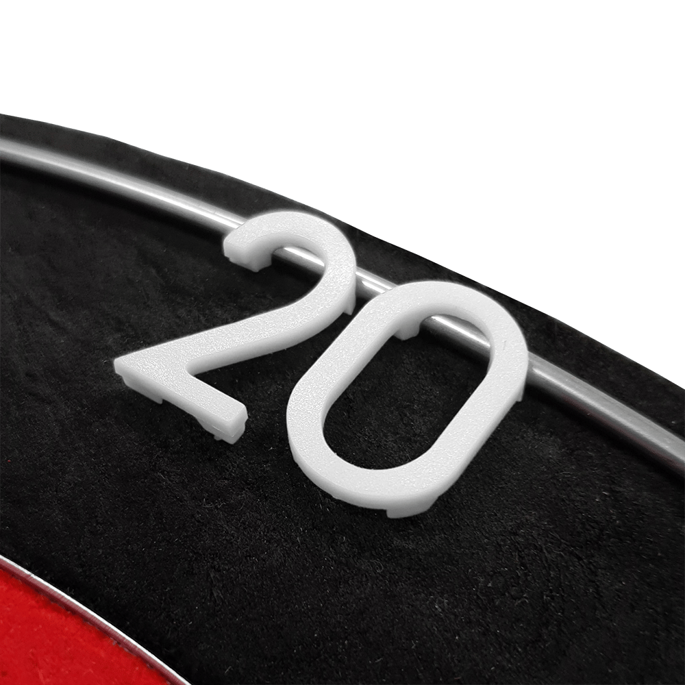 Ring-Weiss_McDart_Dartboard_Ersatz-Zahlenring_Ersatznummern_Weiss_6 Auf dem Bild ist ein weißer Nummernring mit der Zahl "20" auf einem Dartboard zu sehen. Es handelt sich um ein Ersatz-Zahlenring-Produkt für Dartboards.