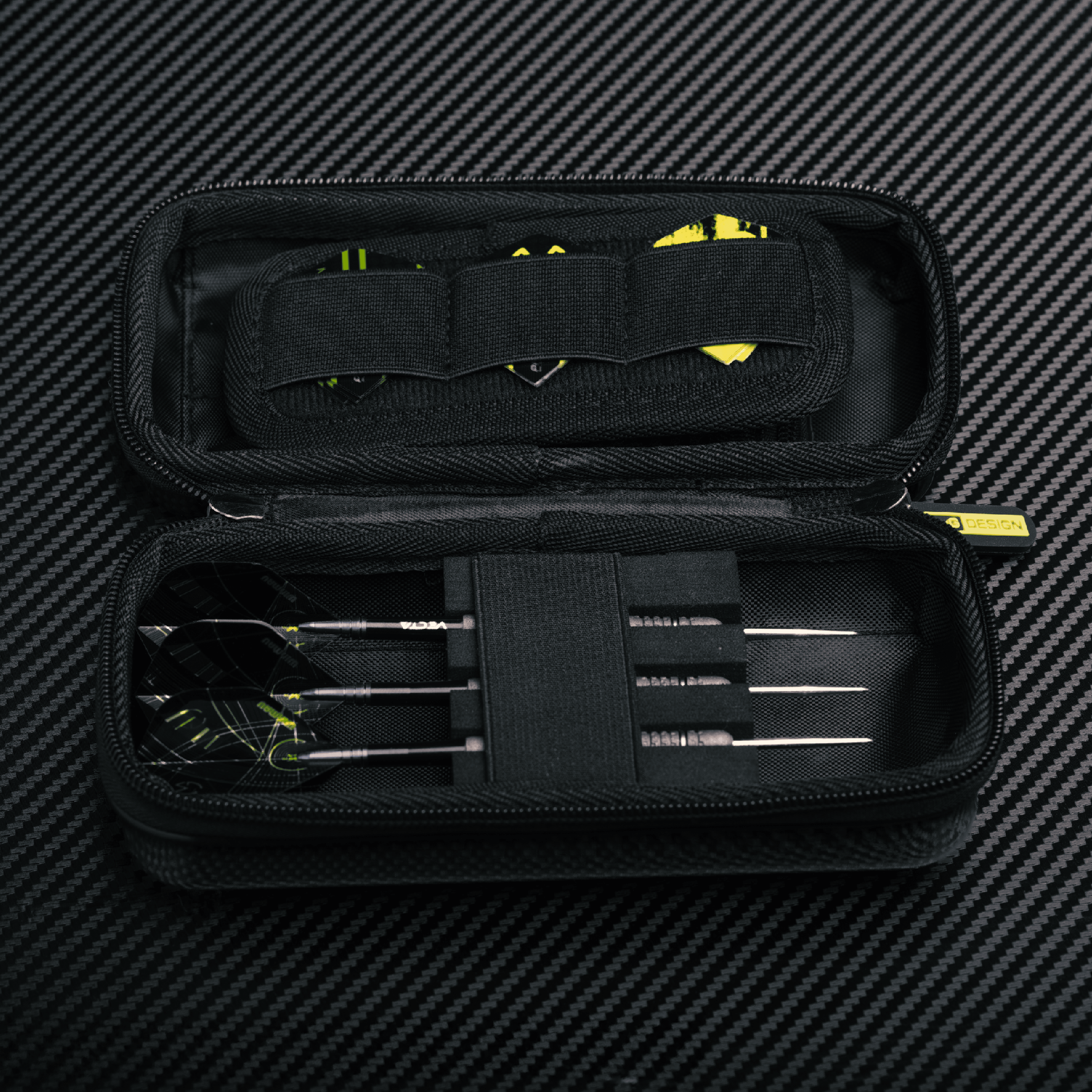 Das Bild zeigt das Winmau Armor G1 Michael Van Gerwen Dartwallet. Es ist eine spezielle Darttasche für Dartzubehör.