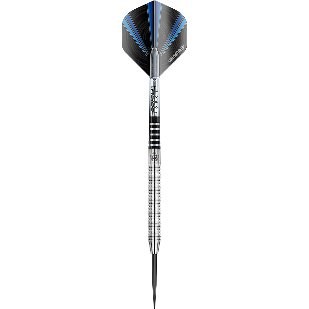 Das Bild zeigt einen Winmau Sabotage Steeldart. Der Dart hat ein silbernes, gerilltes Barrel und schwarze Flights mit blauen Akzenten.