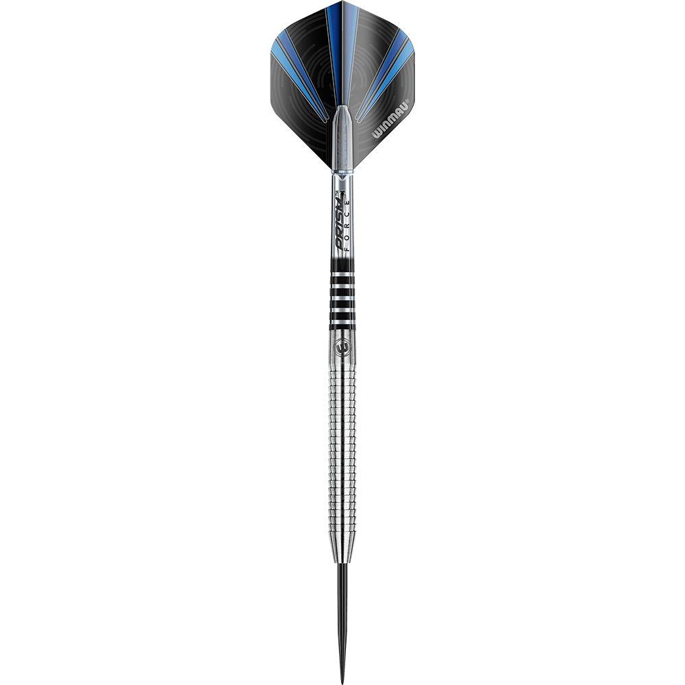 1086-20_Winmau_Sabotage_Steeldarts_1v0zzxEn63EPEG Das Bild zeigt einen Winmau Sabotage Steeldart. Der Dart hat ein silbernes, gerilltes Barrel und schwarze Flights mit blauen Akzenten.