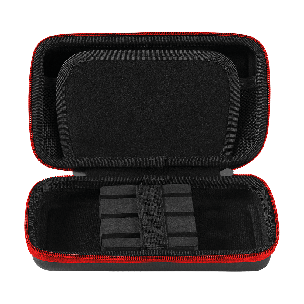 8422_Winmau_Joe_Cullen_Tour_Edition_Dartcase_2IgLpL4i2WvodC Das Bild zeigt das geöffnete Winmau Joe Cullen Tour Edition Dartcase. Das Etui ist schwarz mit einem roten Reißverschluss und hat innen Fächer zur sicheren Aufbewahrung von Darts.