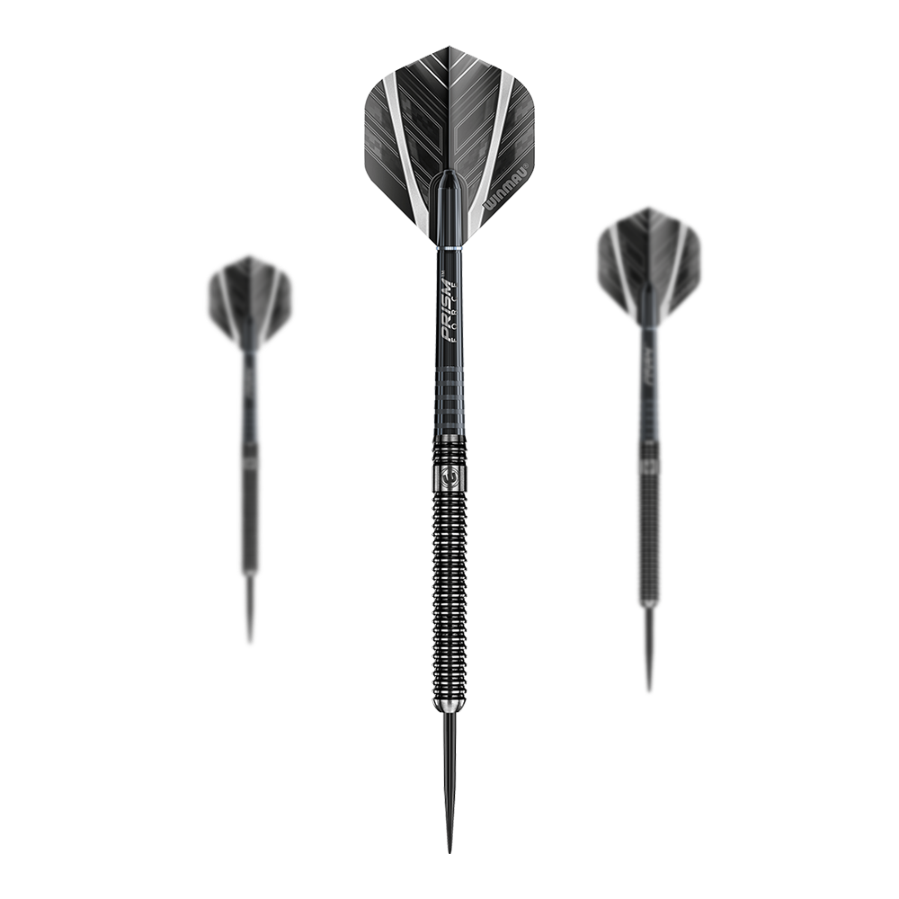 Winmau Blackout Variant 1 steel darts Auf dem Bild sind drei schwarze Steeldarts mit silbernen Akzenten zu sehen. Die Darts sind in einer Reihe mit einem Dart in der Mitte und jeweils einem Dart links und rechts angeordnet.