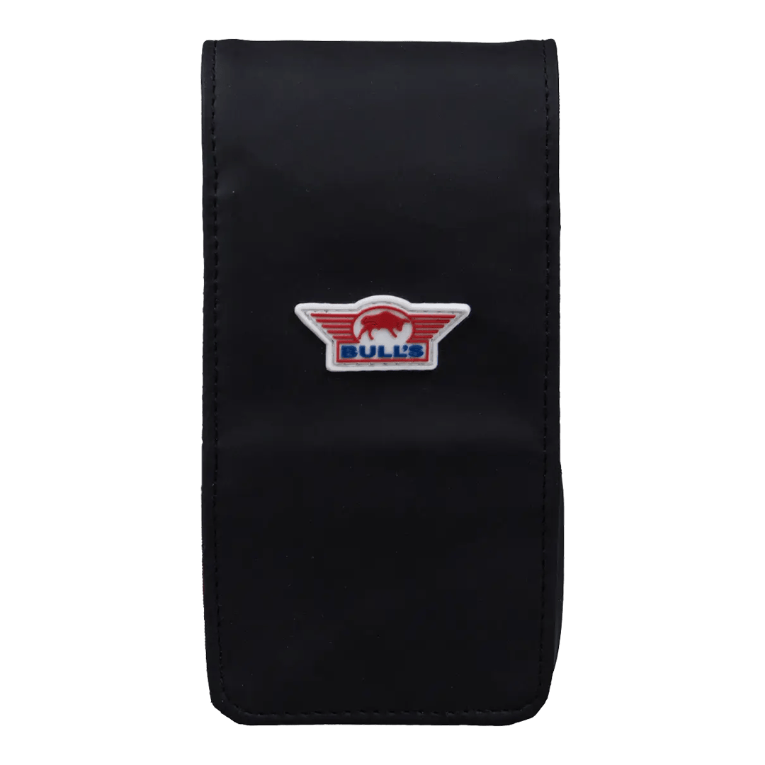 Das Bild zeigt das Bulls NL Spacecase Softcase in Schwarz-Rot. Das Softcase dient zur Aufbewahrung von Darts und Zubehör.