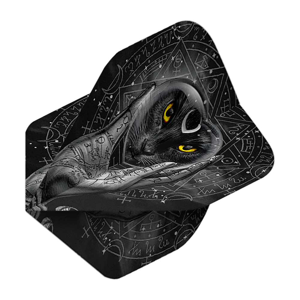 Alchemy Grimalkins Glass No2 Standard Flights Das Bild zeigt ein Dartflight mit einem schwarzen Katzenmotiv und leuchtend gelben Augen. Im Hintergrund sind mystische Symbole und eine beschriebene Hand zu sehen.