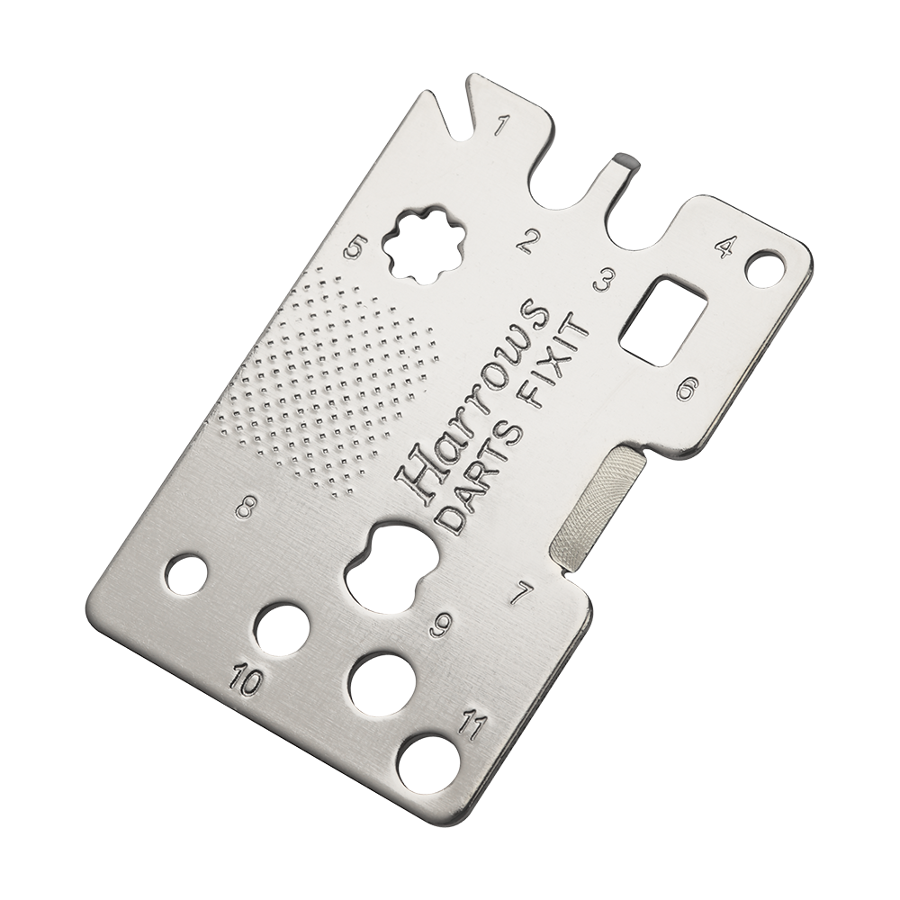 605_Harrows_Darts_Fixit_Tool_1 Das Bild zeigt das Produkt "Harrows Darts Fixit Tool". Es ist ein kleines, multifunktionales Werkzeug aus Metall zum Reparieren und Anpassen von Darts.