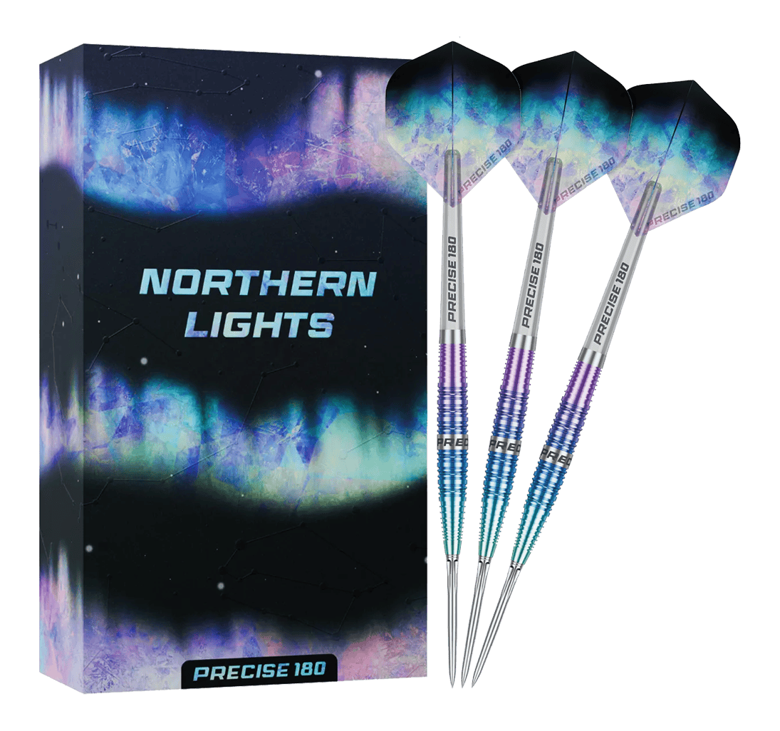 Hier sind die Precise 180 Northern Lights Steeldarts vollständig zu sehen. Die Darts liegen nebeneinander und zeigen ihre detailreiche Gestaltung.