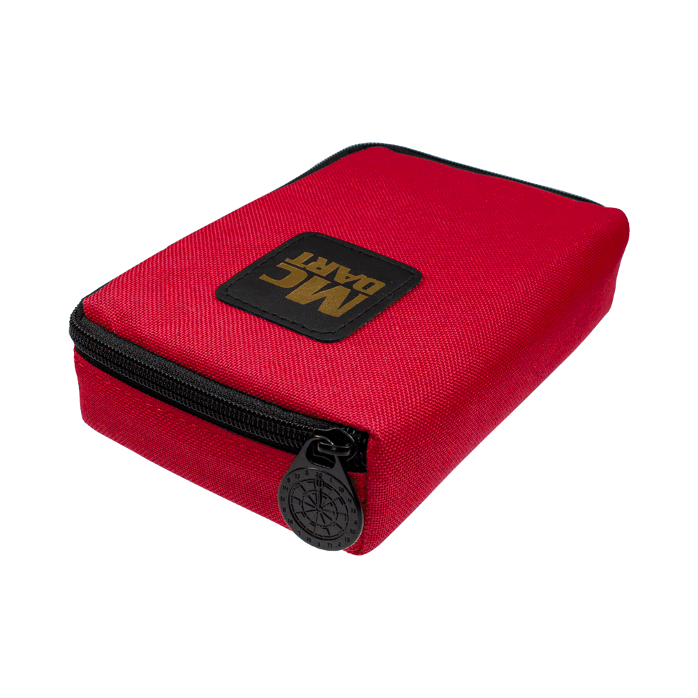 Auf dem Bild ist eine kleine, rote Tasche mit Reißverschluss zu sehen. Auf der Tasche befindet sich ein schwarzes Patch mit der goldenen Aufschrift "MC DART".