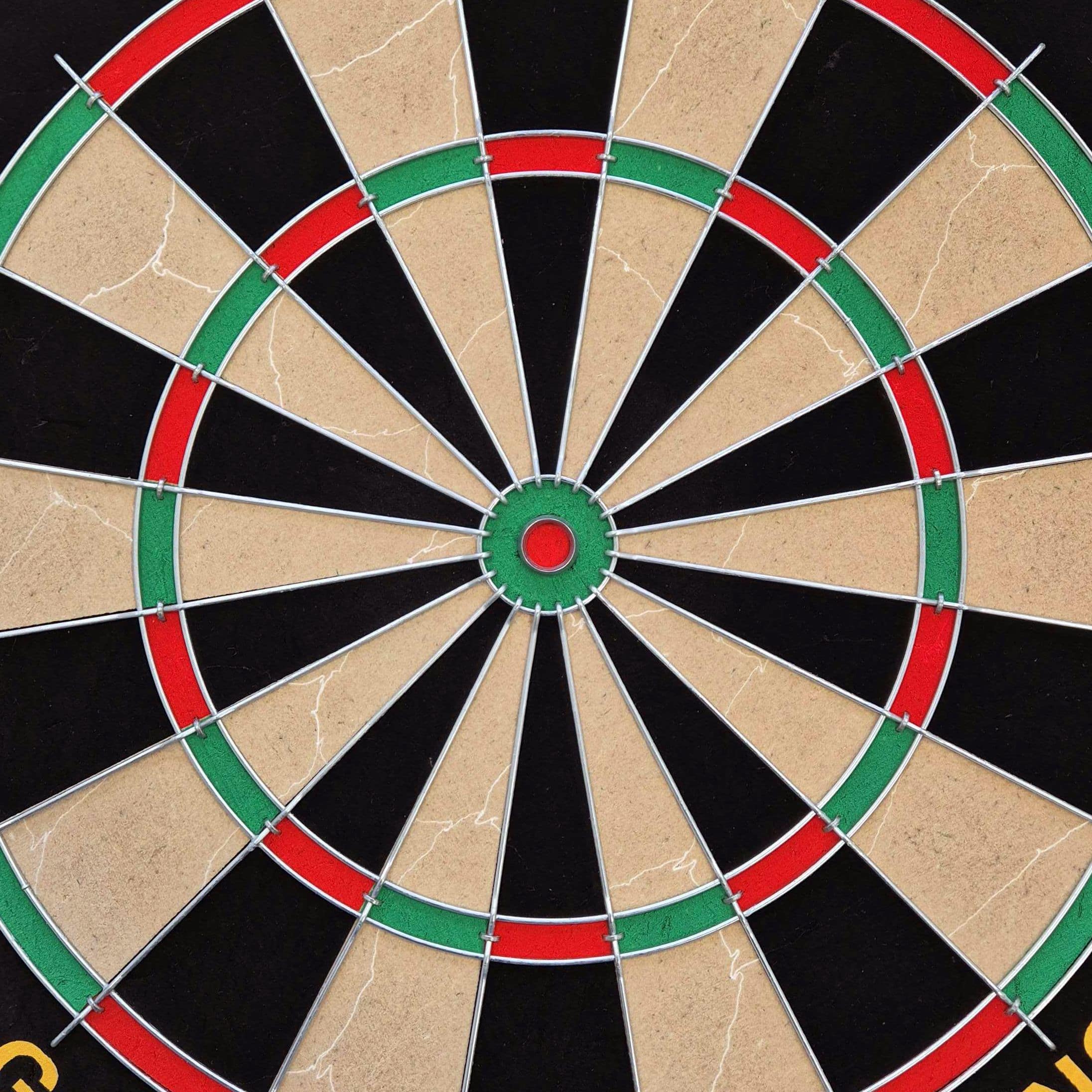 Target Gabriel Clemens steel dartboard set Das Bild zeigt eine klassische Steeldart-Scheibe mit schwarz, rot, grün und beigen Feldern. Es handelt sich um das Produkt "Target Gabriel Clemens Steeldartboard Set".