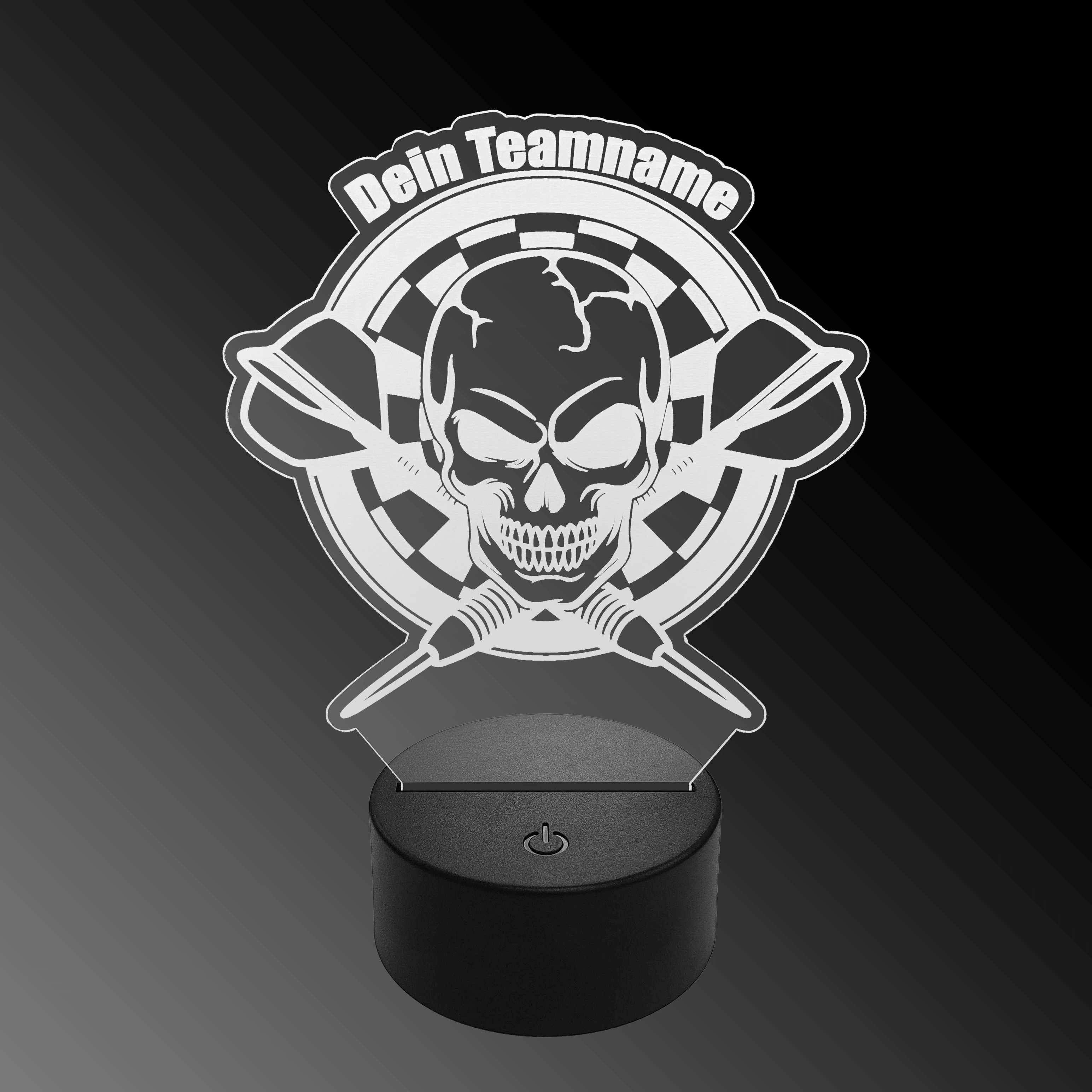LED plexiglass dart lamp with custom text Das Bild zeigt eine LED-Lampe mit einem Plexiglas-Aufsatz in Form eines Totenkopfs vor einer Dartscheibe mit zwei gekreuzten Dartpfeilen. Oben steht der Schriftzug "Dein Teamname".