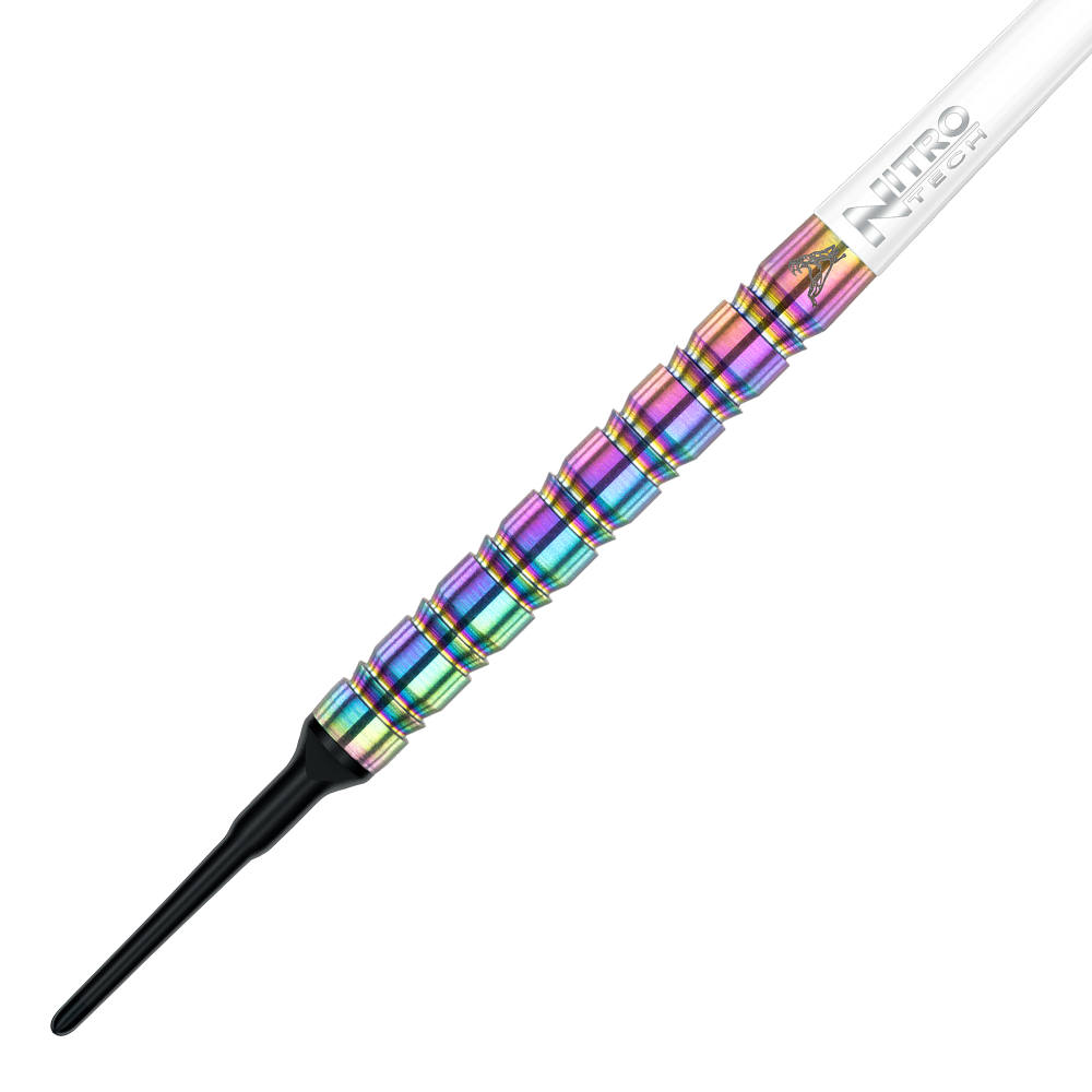 RD1571_Red_Dragon_Peter_Wright_Snakebite_1_Rainbow_Softdarts_2 Das Bild zeigt einen bunten Softdart mit Regenbogeneffekt aus der Serie "Red Dragon Peter Wright Snakebite 1." Der Dart wiegt 18 Gramm und hat eine weiße und schwarze Spitze sowie einen auffälligen, geriffelten Griff.
