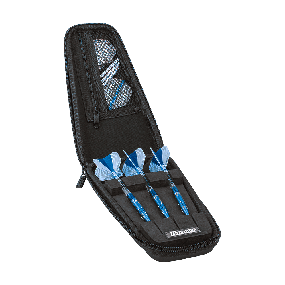 HRT-12275_Harrows_Ace_Dartcase_3BhGpytVlcU8rB Das Bild zeigt das Produkt "Harrows Ace Dartcase - Schwarz". In dem schwarzen Etui sind drei blaue Dartpfeile ordentlich eingeordnet und Zubehör ist in einem Netzfach verstaut.