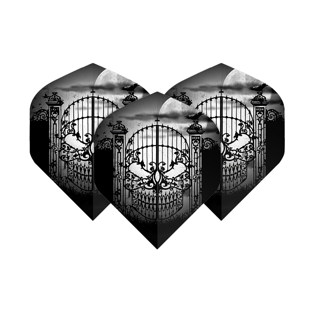 Alchemy Abandon All Hope No2 Standard Flights Das Bild zeigt drei schwarze Dart-Flights mit einem detailreichen, gotischen Tor-Design in Form eines Totenschädels. Im Hintergrund sind ein Vollmond und fliegende Raben zu sehen.