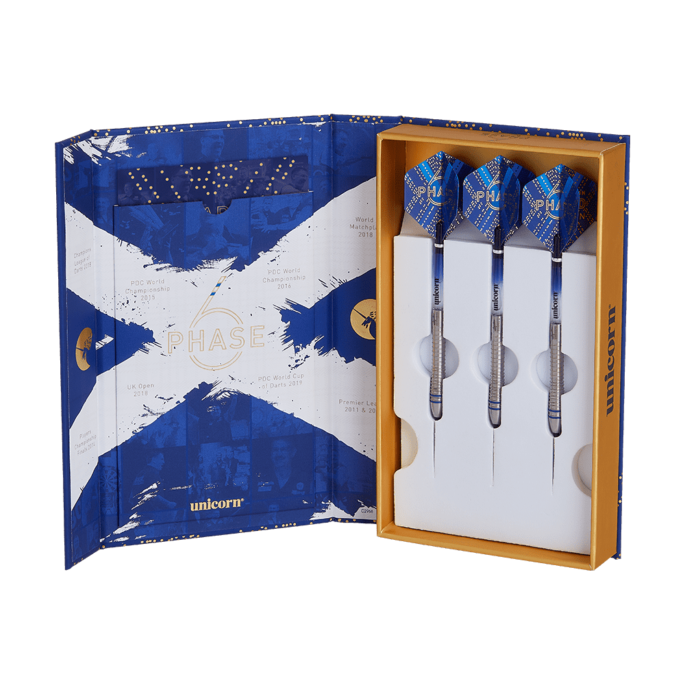 29030_Unicorn_World_Champion_Gary_Anderson_Phase_6_Steeldarts_3 Das Bild zeigt eine geöffnete Schachtel mit drei professionellen Steeldarts. Die Verpackung ist blau-weiß gestaltet und trägt die Aufschrift „Phase 6“ sowie den Markennamen „Unicorn“.