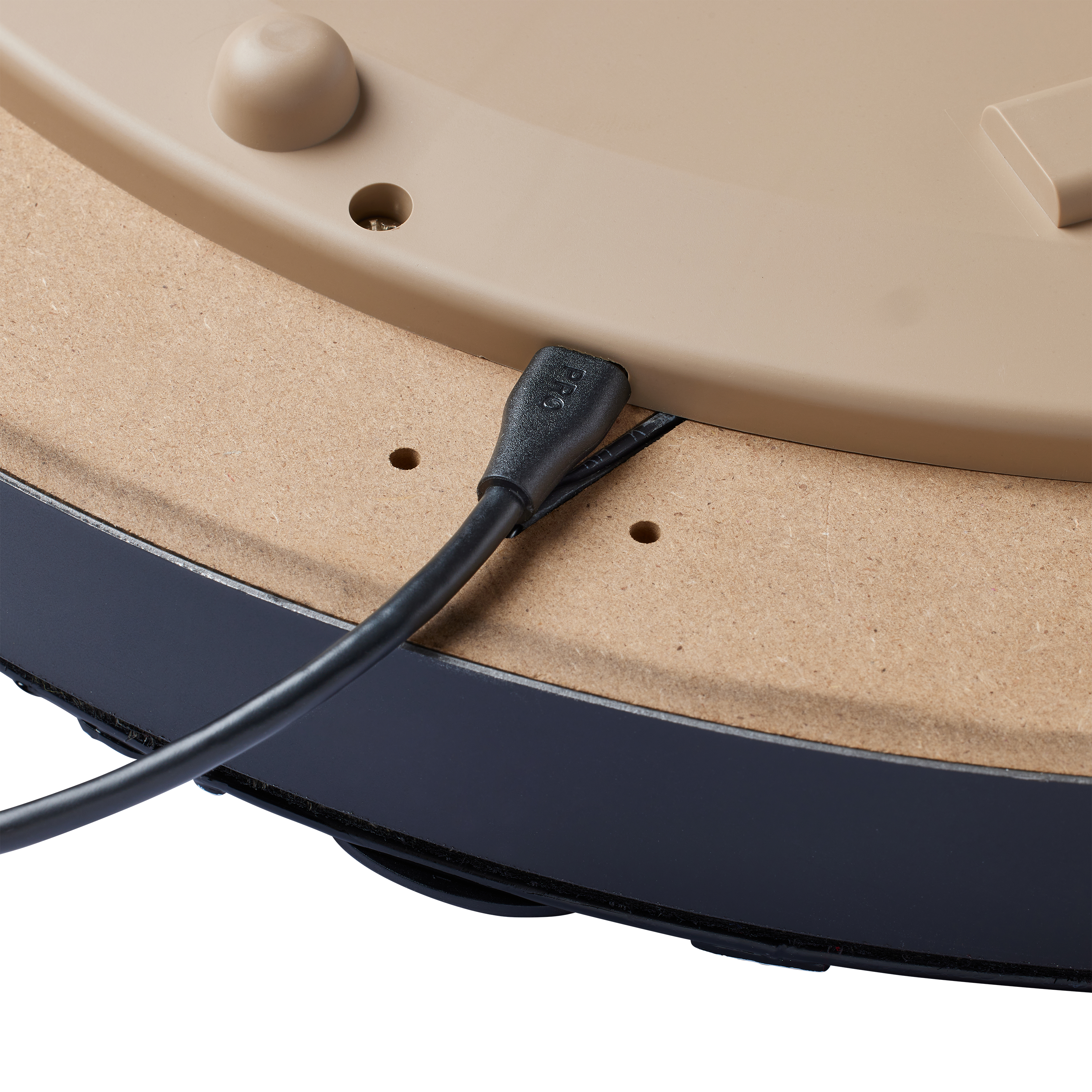 Unicorn Eclipse Smartboard steel dartboard Das Bild zeigt die Rückseite des Unicorn Eclipse Smartboard Steeldartboards mit einem angeschlossenen Kabel. Das Kabel ist in einen Anschluss an der braunen Rückseite des Dartboards eingesteckt.