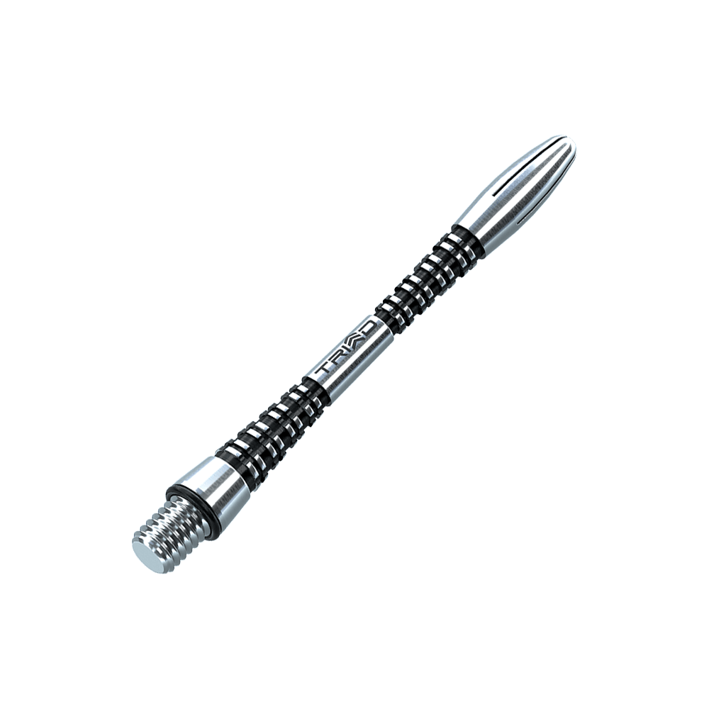 7013-201_Winmau_Triad_Aluminium_Shafts_Schwarz_46mm_2 Dies ist ein schwarzer Aluminium-Dartschaft mit silbernen Akzenten. Auf dem Schaft steht das Wort "TRIAD" geschrieben.