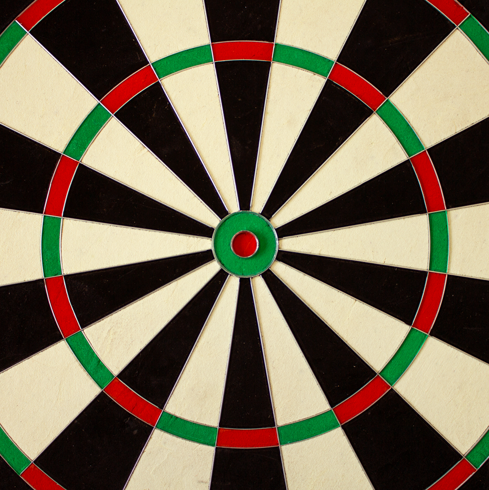 79900_Unicorn_Eclipse_Ultra_Steeldartboard_3gfPX7uCLnELDR Dies ist ein Bild des Unicorn Eclipse Ultra Steeldartboards. Die Dartscheibe zeigt deutliche schwarz-weiße Segmente mit roten und grünen Ringen.