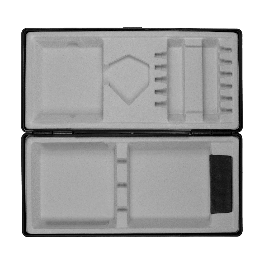 Die Abbildung zeigt eine geöffnete schwarze Aufbewahrungsbox mit speziell geformten Fächern im Inneren. Die Einsätze sind aus Schaumstoff und dienen zur sicheren Aufbewahrung verschiedener Gegenstände.