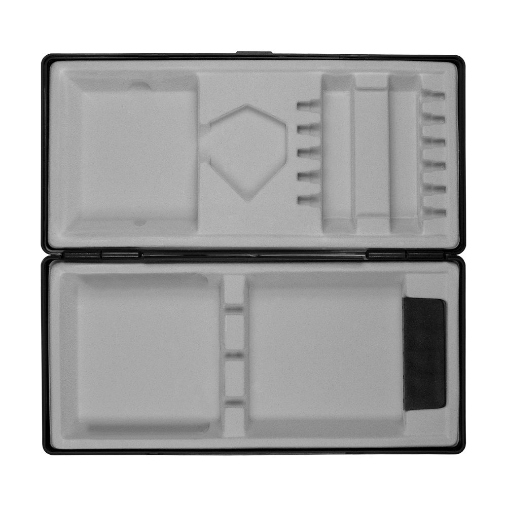 702-schwarz_ABS_Box_Schwarz_3 Die Abbildung zeigt eine geöffnete schwarze Aufbewahrungsbox mit speziell geformten Fächern im Inneren. Die Einsätze sind aus Schaumstoff und dienen zur sicheren Aufbewahrung verschiedener Gegenstände.