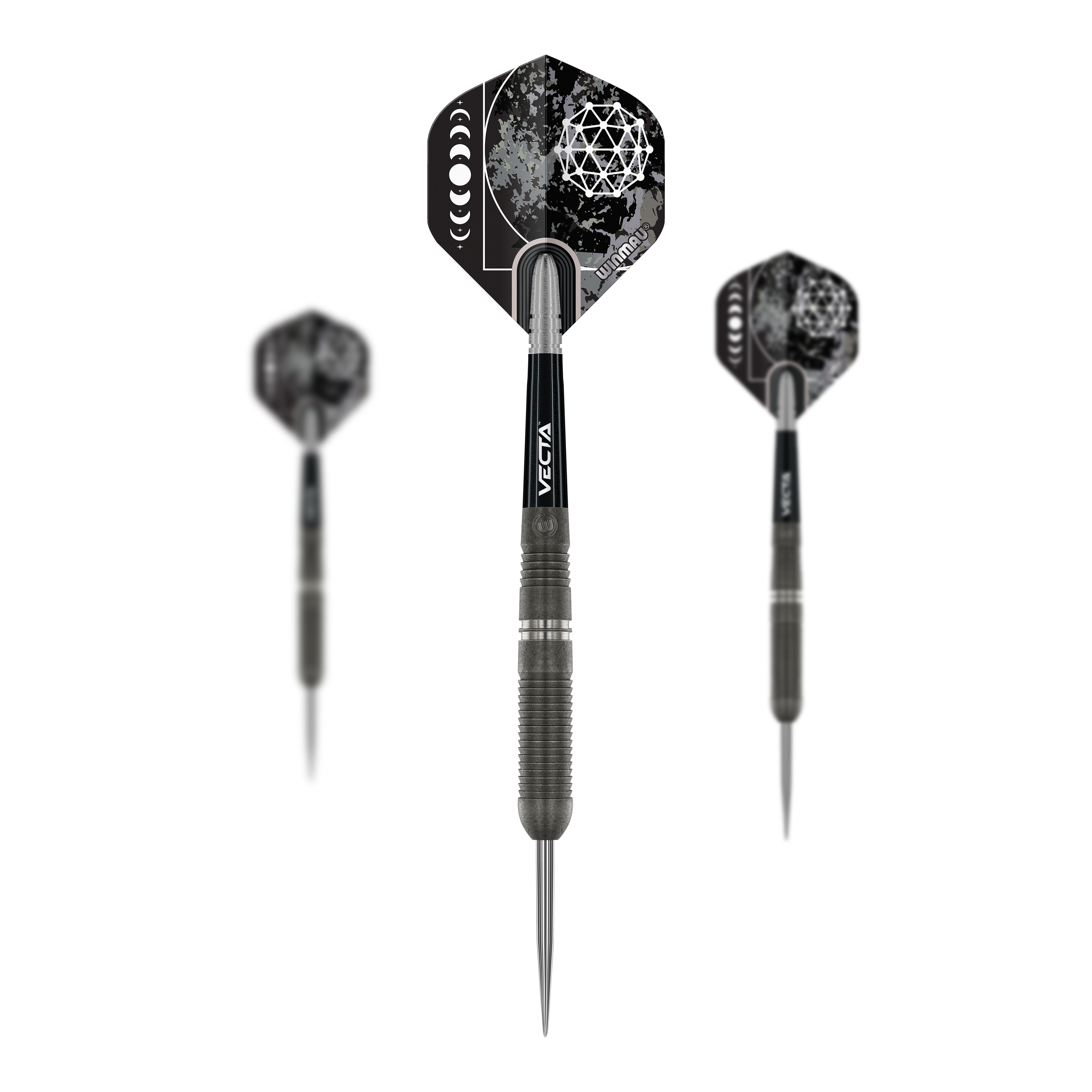 Winmau Callisto 03 Steeldarts Auf dem Bild sind drei Winmau Callisto 03 Steeldarts zu sehen. Die Pfeile haben ein modernes, dunkles Design mit geometrischen Mustern auf den Flights.
