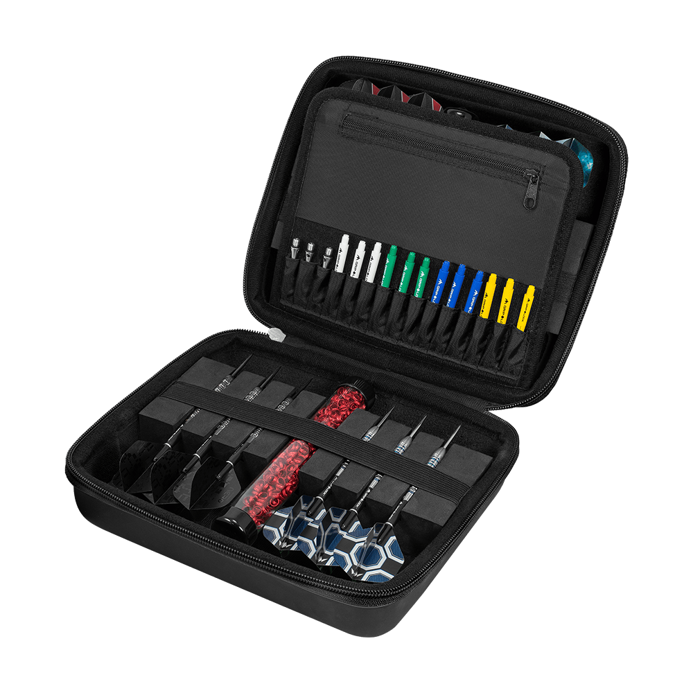 JD7023_Mission_Jack_Daniels_Luxor_Dartcase_5 Das Bild zeigt das Produkt "Mission Jack Daniels Luxor Dartcase". Es ist ein schwarzes Etui, das verschiedene Dartpfeile und Zubehör ordentlich aufbewahrt.