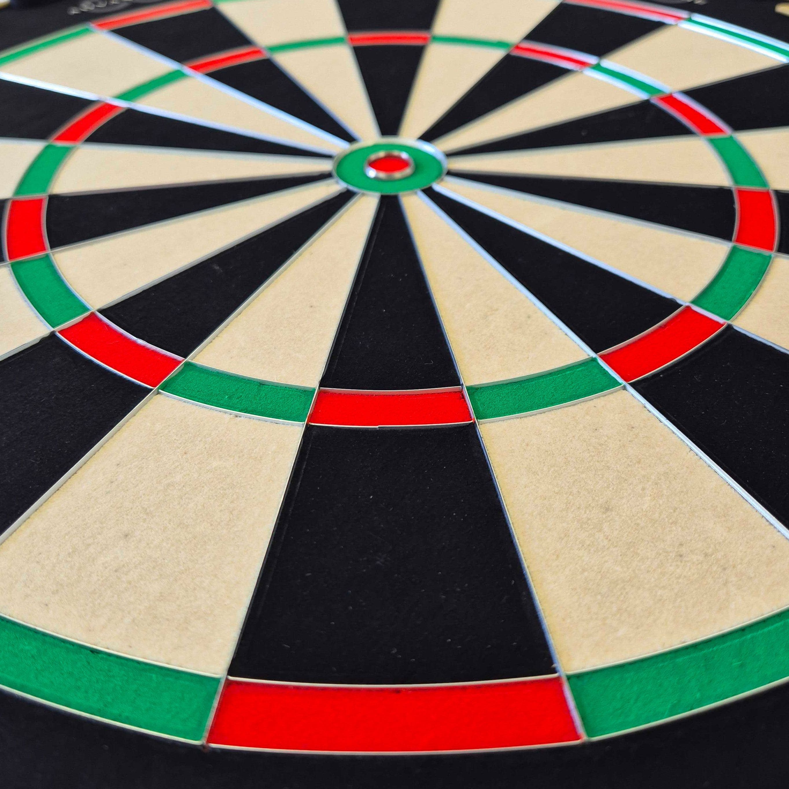Abgebildet ist das Bulls NL Advantage 8 Steeldartboard. Das Dartboard bietet professionelle Qualität für das Dartspiel.