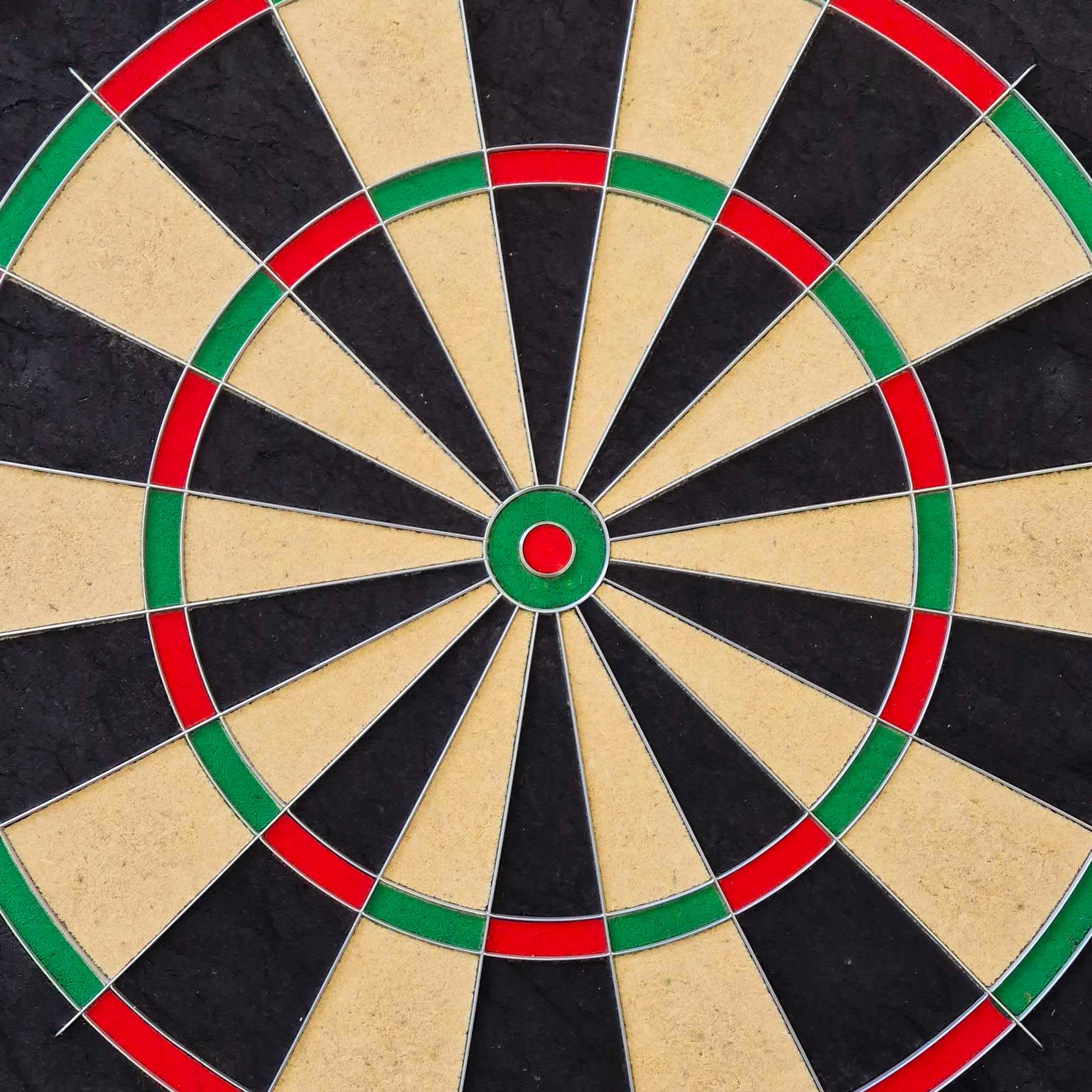 Unicorn Eclipse Smartboard steel dartboard Das Bild zeigt eine Steeldart-Scheibe mit den klassischen Farben Schwarz, Beige, Rot und Grün. Es handelt sich um das Produkt "Unicorn Eclipse Smartboard Steeldartboard".