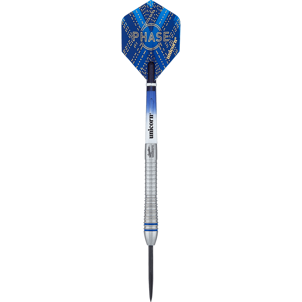 29030_Unicorn_World_Champion_Gary_Anderson_Phase_6_Steeldarts_1 Auf dem Bild ist ein Steeldartpfeil mit einem metallischen Schaft und blauen Akzenten zu sehen. Die Dartflügel sind blau und mit dem Schriftzug "PHASE" und "unicorn" bedruckt.