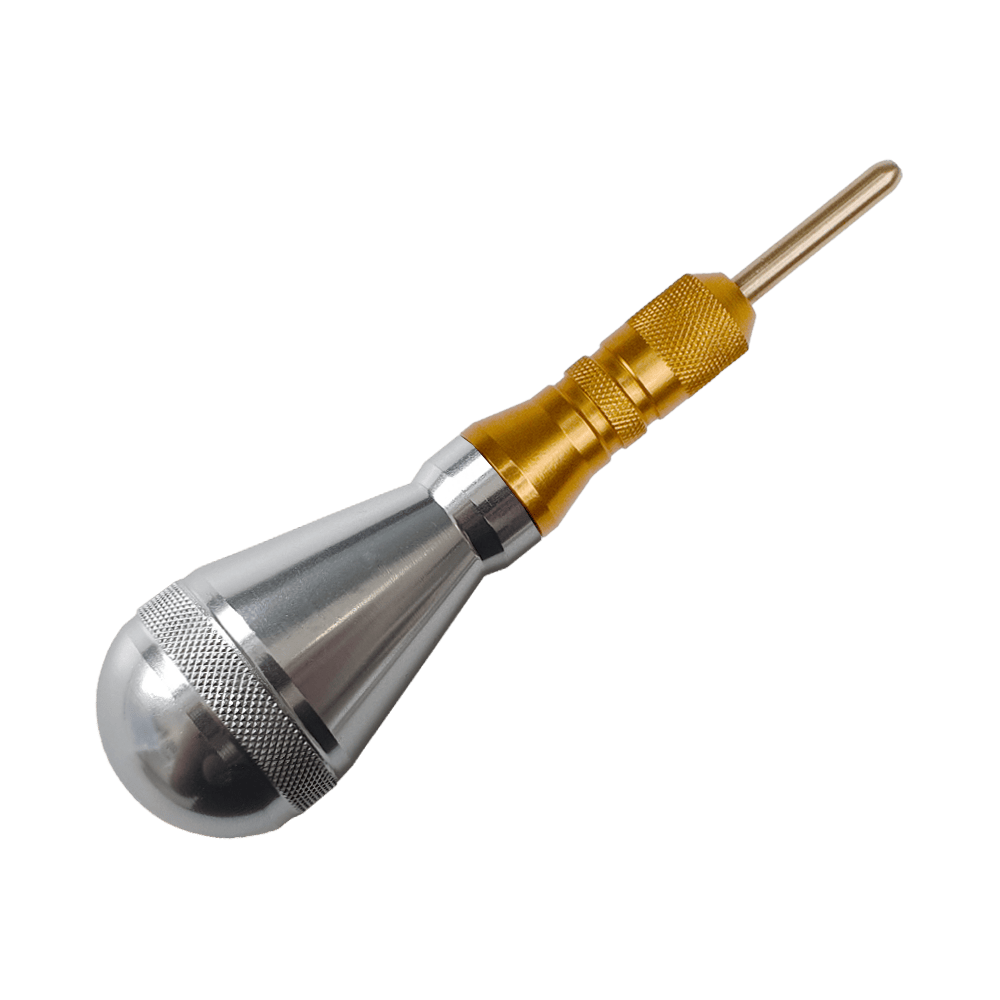 620_Dartdoc_Spitzenentferner_1_Silber Das Bild zeigt den Dartdoc Spitzenentferner. Er besteht aus Metall und hat eine silberne sowie goldene Färbung.