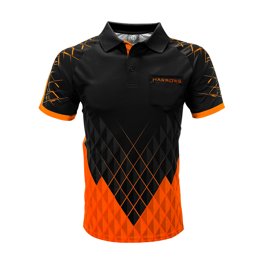 HRS-26234_Harrows_Paragon_Dartshirt_Orange_1 Das Bild zeigt ein Harrows Paragon Dartshirt in Orange und Schwarz mit geometrischem Muster. Auf der Brust befindet sich ein kleines Brustfach mit dem Schriftzug „HARROWS“.