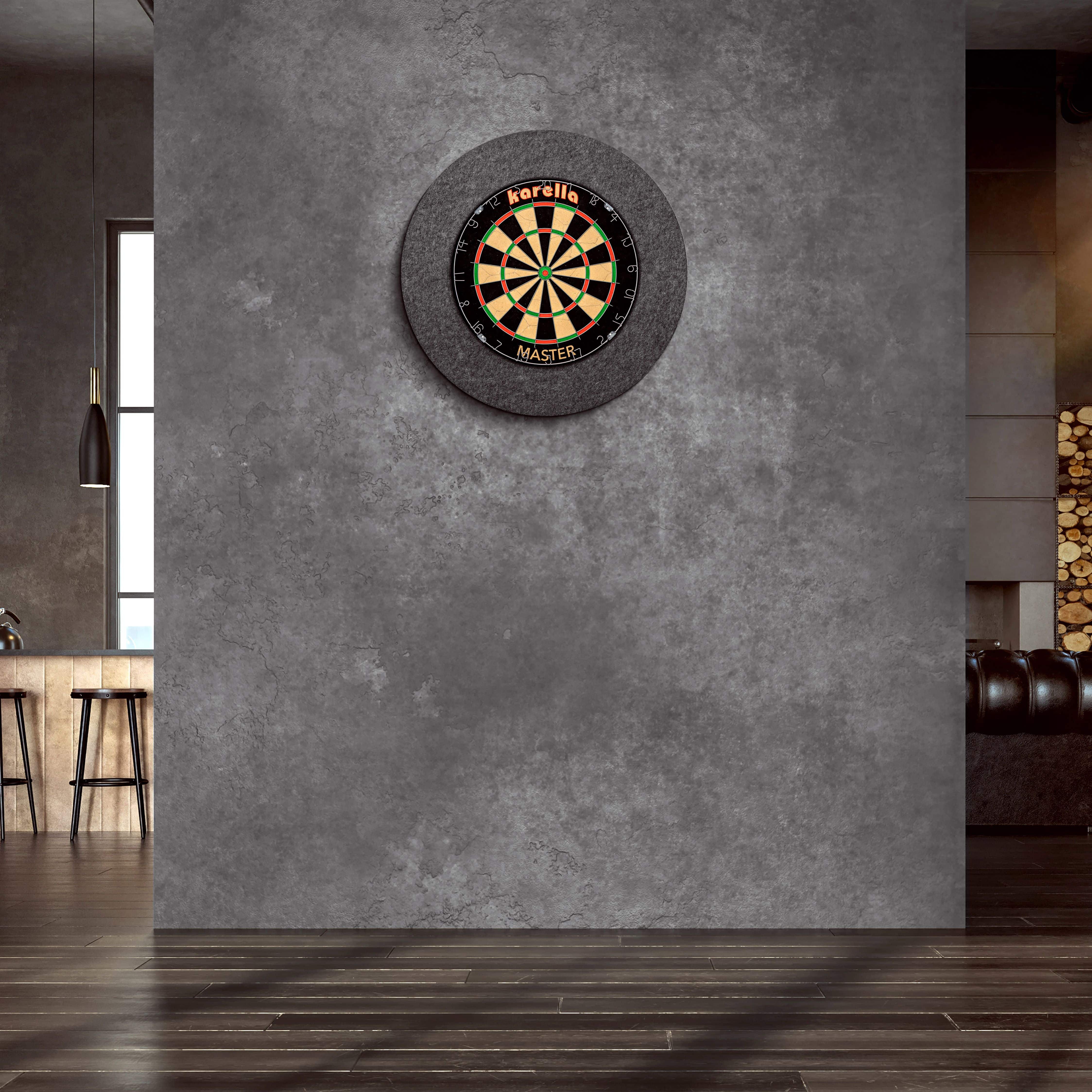 Karella Ultimo steel dartboard surround An der Wand hängt ein "Karella Ultimo Steeldartboard Surround". Der Raum wirkt modern und stilvoll mit dunklen Farben und eleganter Einrichtung.