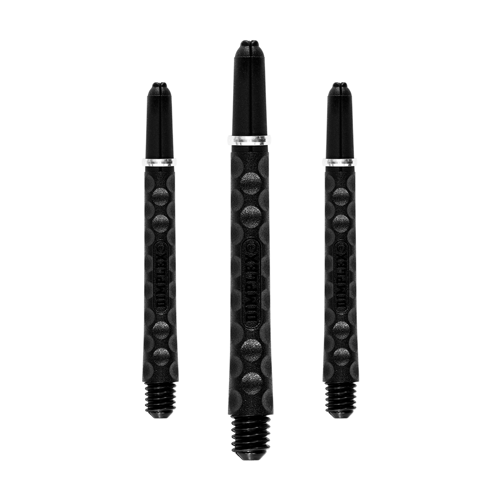 HR322_Harrows_Dimplex_Shafts_Schwarz_48mm_1p9jqY7OwlWxWL Auf dem Bild sind drei schwarze Dartschäfte mit einer strukturierten Oberfläche zu sehen. Sie stehen nebeneinander auf weißem Hintergrund.