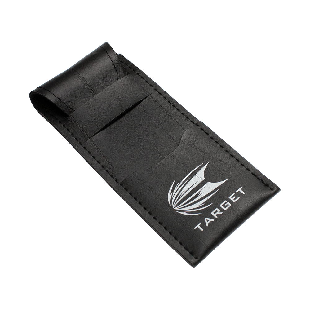 Target_WalletEhsukXISpTUvN Das Bild zeigt ein schwarzes Etui mit dem weißen Target-Logo darauf. Es dient zur Aufbewahrung der Target Gabriel Clemens 80% Steeldarts.