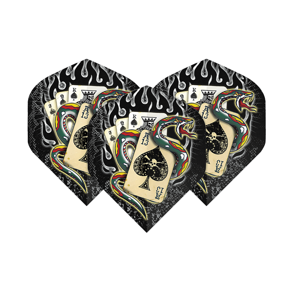 Alchemy Snake Of Spades No2 Standard Flights Das Bild zeigt drei Dartflights mit einem auffälligen Design. Auf den Flights sind Spielkarten, eine bunte Schlange und Flammen abgebildet.