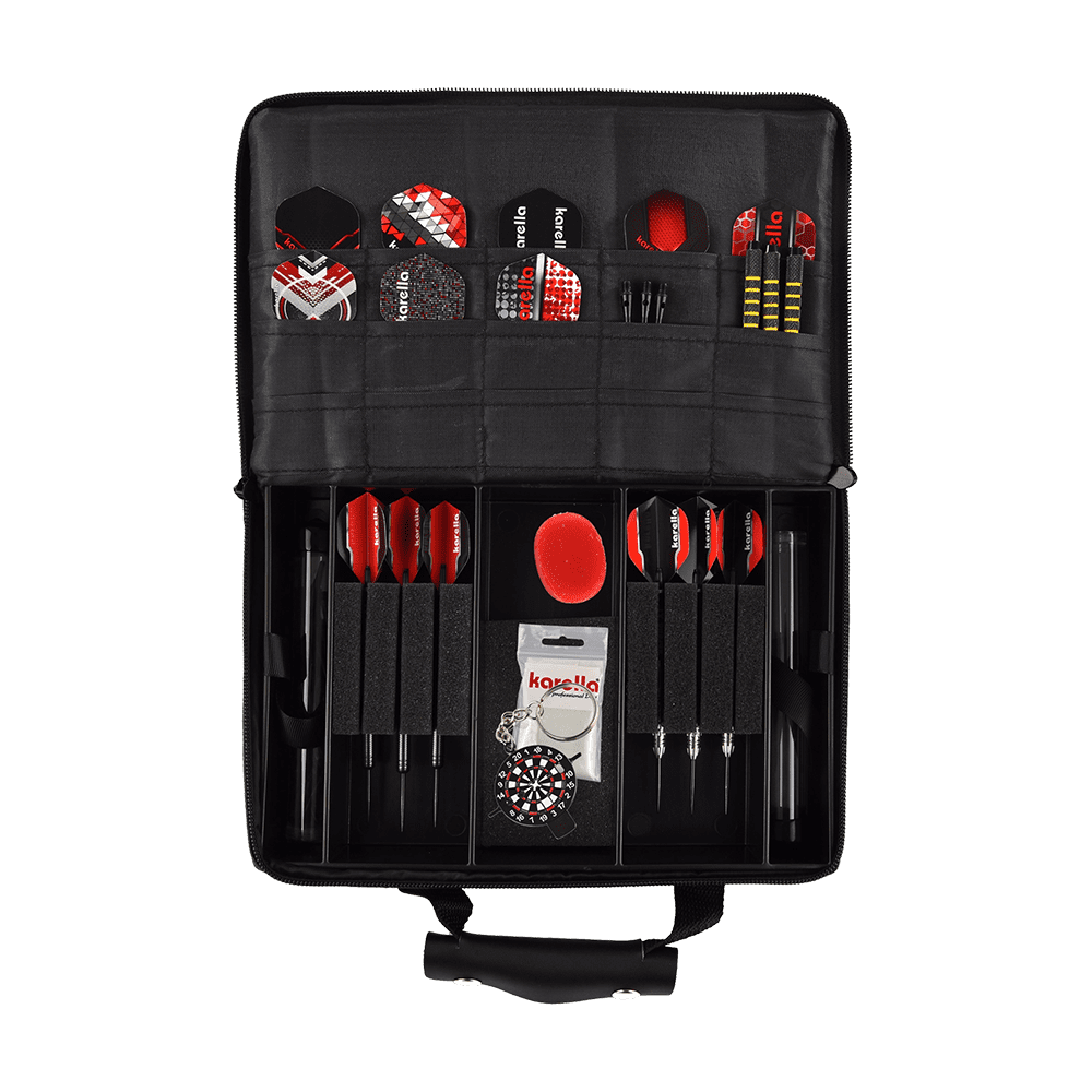 Pak5_Master_Pak_Leder_Edition_Darttasche_5 Die Abbildung zeigt die "Master Pak Leder Edition Darttasche", geöffnet und ordentlich bestückt. In der Tasche sind mehrere Darts, Flights, Ersatzteile und Zubehör übersichtlich angeordnet.