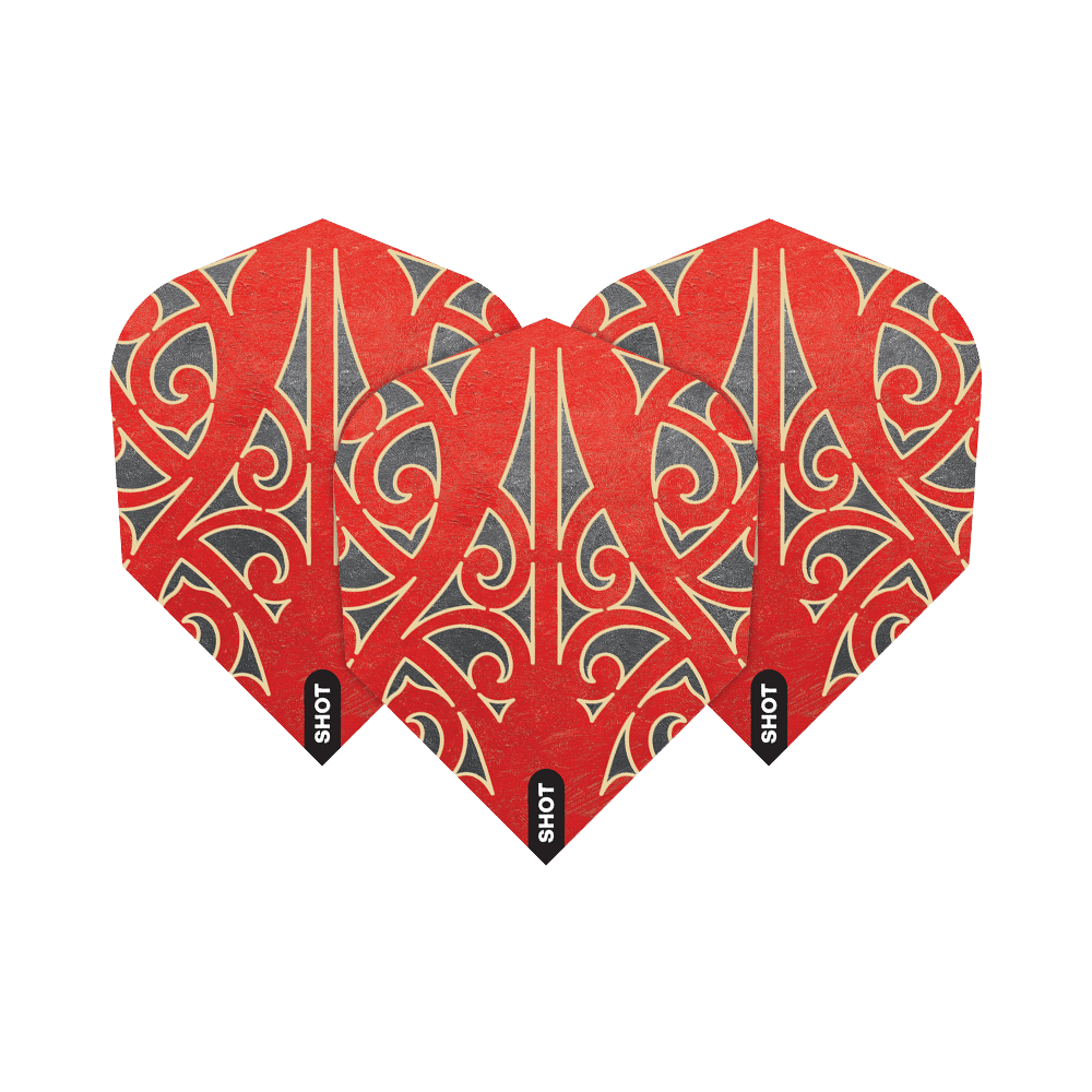 Shot Warrior Taiaha No6 Flights Das Bild zeigt drei Dartflights mit einem roten und schwarzen, kunstvollen Muster. Auf jedem Flight steht unten das Wort "SHOT".