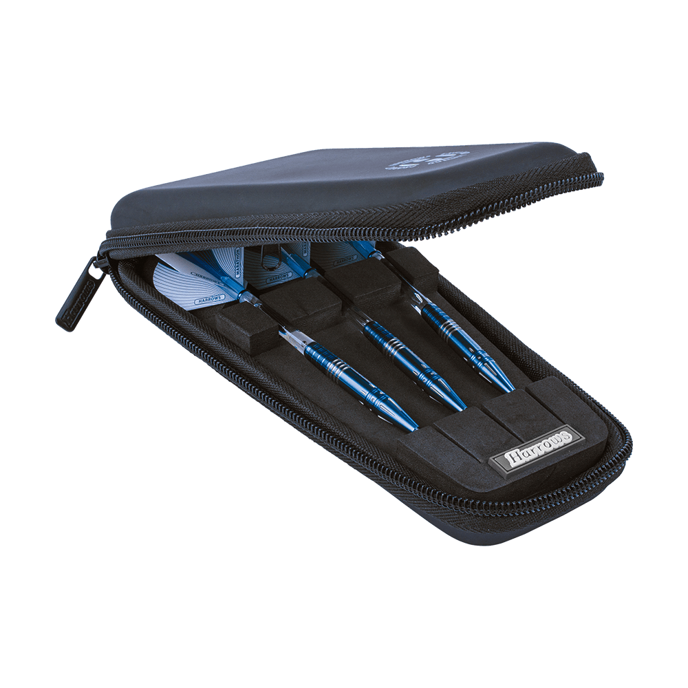 HRT-12275_Harrows_Ace_Dartcase_2O7AF3k41DTRl3 Das Bild zeigt ein schwarzes Harrows Ace Dartcase, das geöffnet ist. Im Inneren befinden sich drei blaue Darts ordentlich eingelegt.
