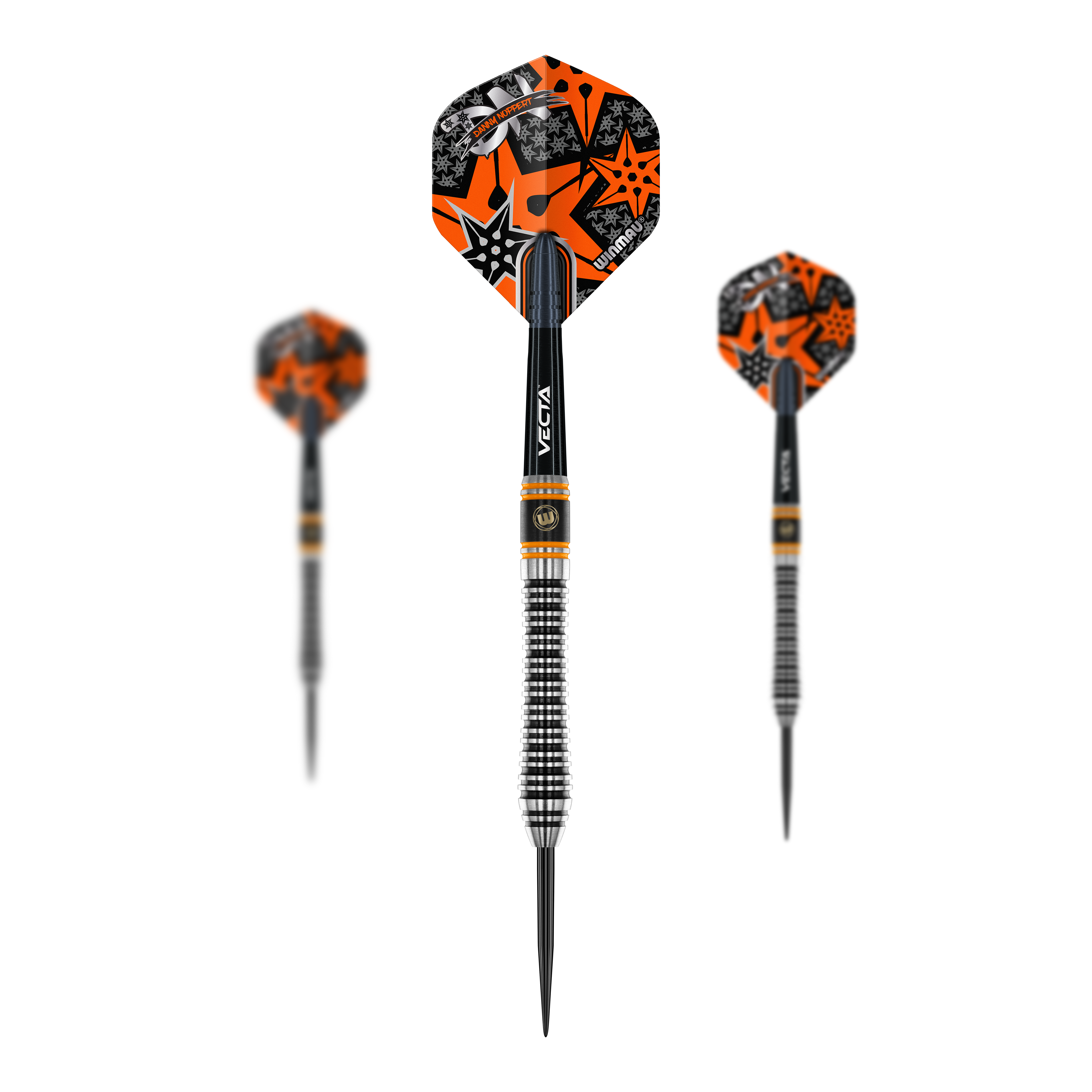 Winmau Danny Noppert Signature Edition 2 steel darts Das Bild zeigt drei Winmau Danny Noppert Signature Edition 2 Steeldarts. Die Darts haben auffällige Flights in Orange und Schwarz mit Sternmustern.