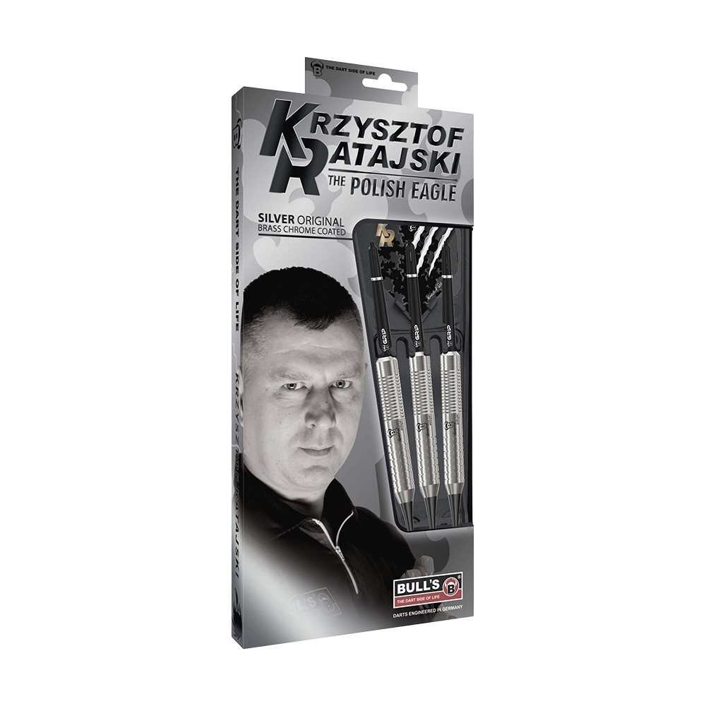 17008_Bulls_Krzysztof_Ratajski_Brass_Silver_Softdarts_3 Auf dem Bild ist eine Verpackung der "Bulls Krzysztof Ratajski Brass Silver Softdarts - 18g" zu sehen. Die Verpackung zeigt drei silberfarbene Softdarts und ein Porträt eines Mannes.