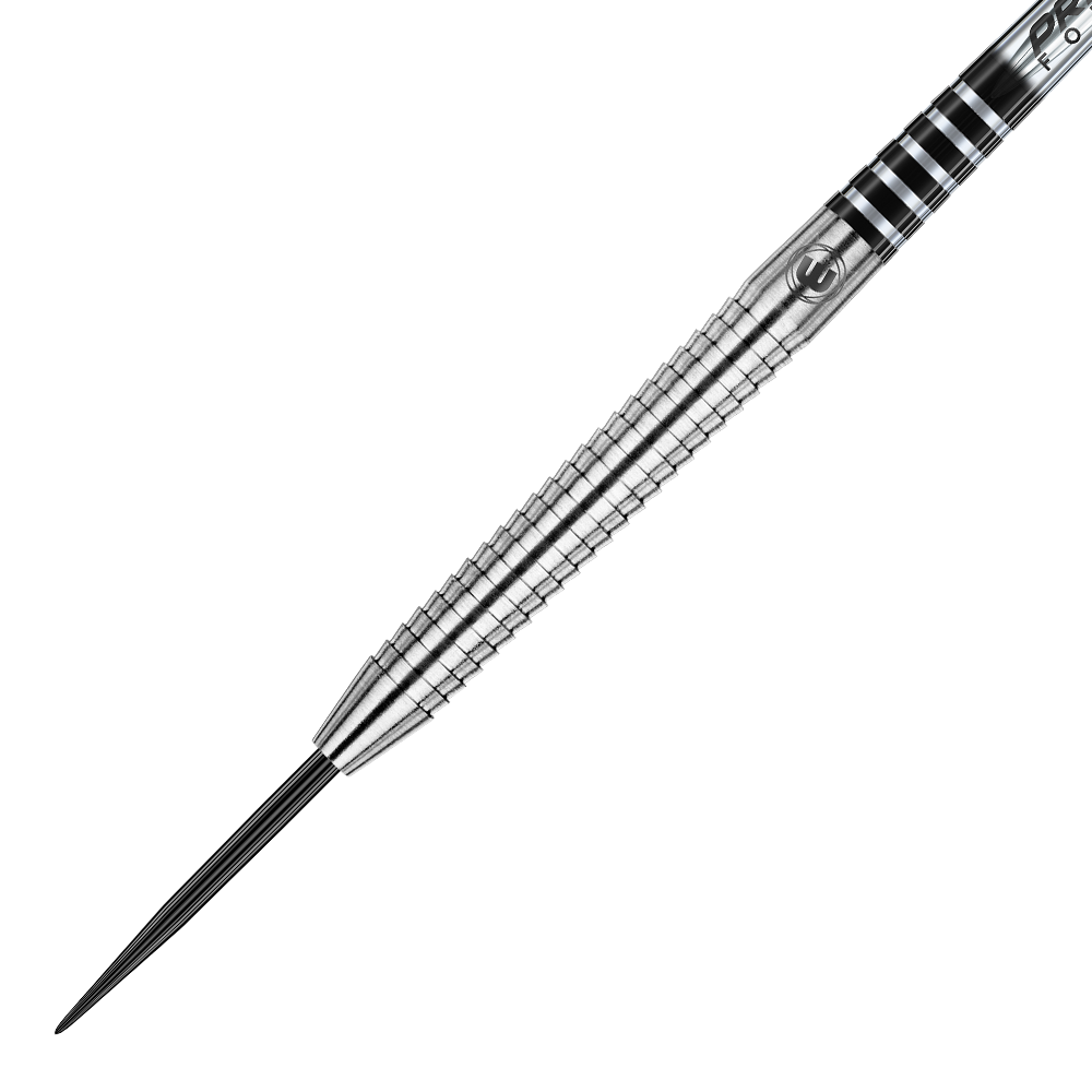 Das Bild zeigt einen Winmau Sabotage Steeldart. Der Dartpfeil ist silberfarben und hat eine fein gerillte Oberfläche für besseren Grip.