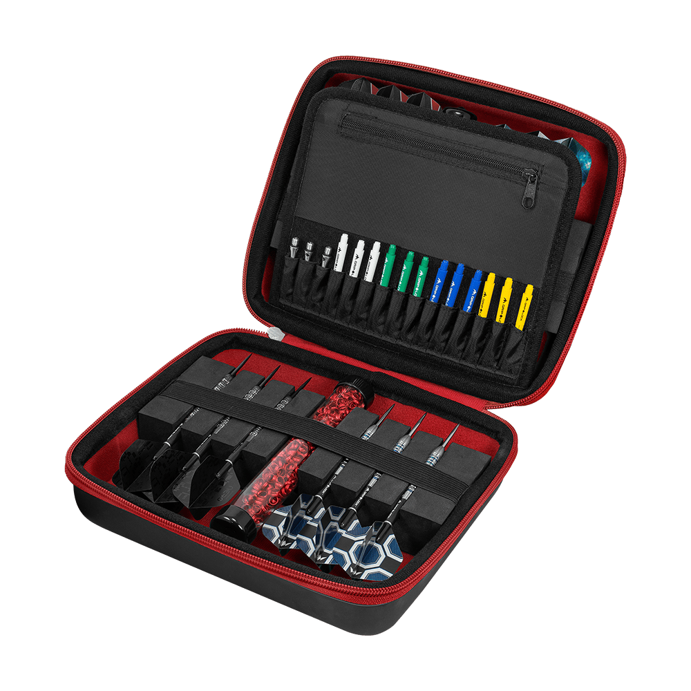 Mission Luxor Dart Wallet Die Abbildung zeigt ein geöffnetes Dart-Set in einer schwarzen und roten Tasche. Im Inneren sind mehrere Darts, Ersatzteile und Zubehör ordentlich einsortiert.