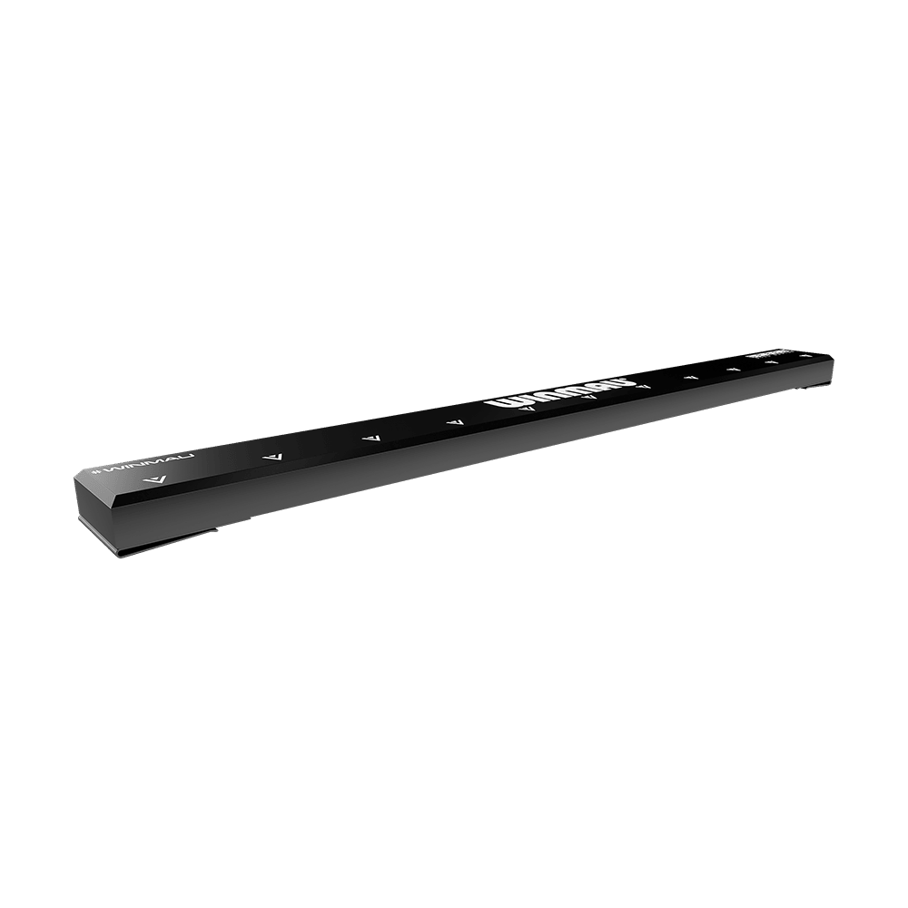 8208_Winmau_Sabre_Oche_Master_3 Das Bild zeigt das Produkt "Winmau Sabre Oche Master", ein schwarzes, längliches Messwerkzeug für Darts. Es hat weiße Markierungen und den Produktnamen auf der Oberfläche.