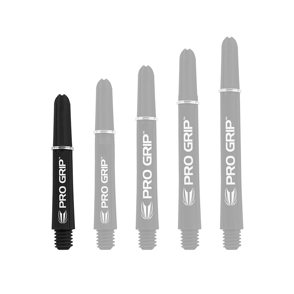 Target Pro Grip Shafts - 3 Sets - Black Auf dem Bild sind fünf schwarze Dartschäfte mit der Aufschrift "PRO GRIP" zu sehen. Sie stehen nebeneinander und sind unterschiedlich lang.