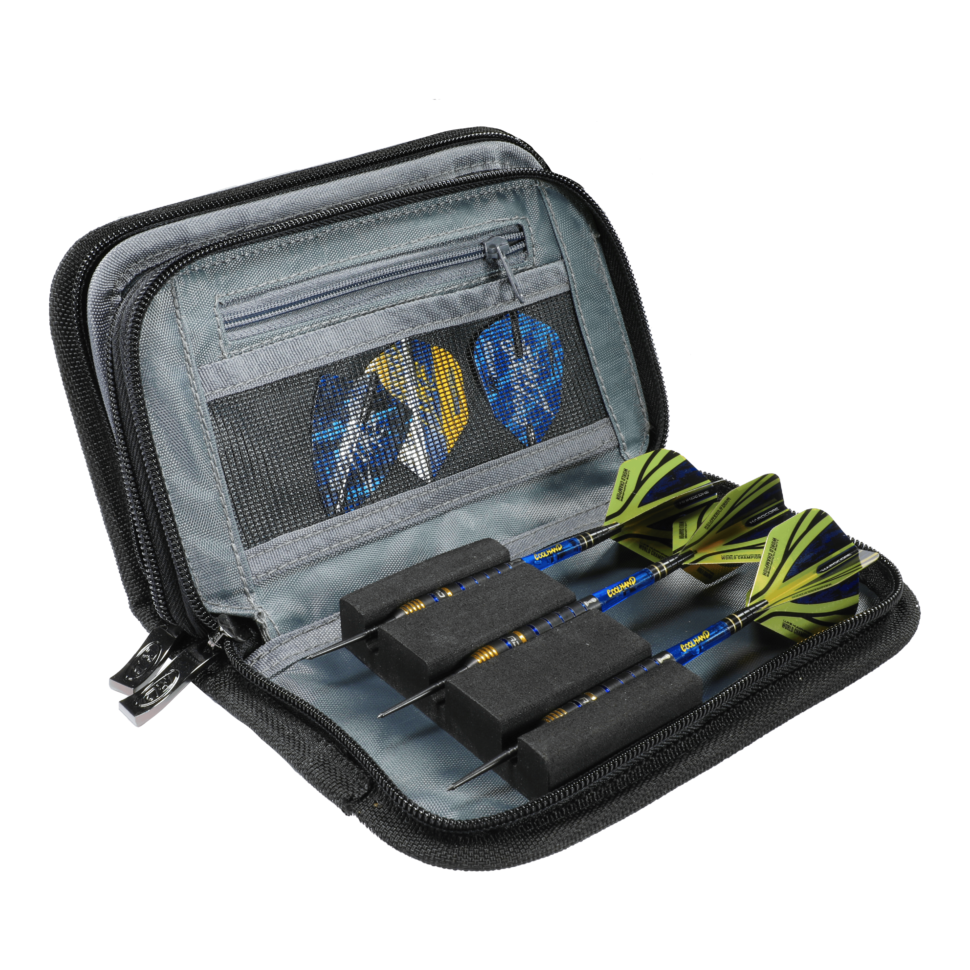Das Bild zeigt das Produkt 'Red Dragon Luke Humphries World Champion Firestone 2 Dartwallet'. In dem geöffneten Etui sind drei zusammengebaute Darts und Dartflights ordentlich aufbewahrt.