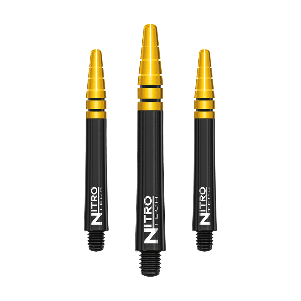 C702_Red_Dragon_Nitrotech_Black_Gold_Shafts_42mm_1yuXyG2HE4k3Js Auf dem Bild sind drei schwarze und goldene Dartshafts zu sehen, auf denen "NITRO TECH" steht. Sie stehen aufrecht nebeneinander vor weißem Hintergrund.