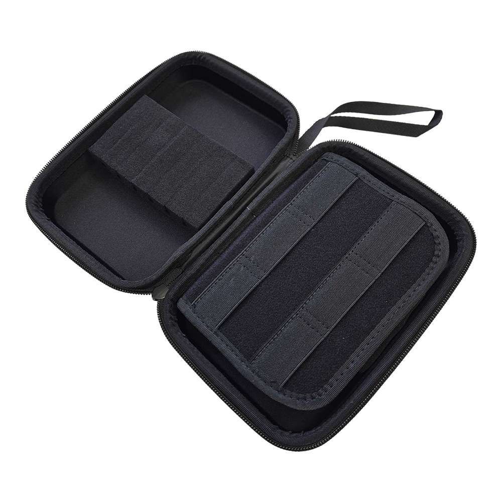 Abgebildet ist ein Produkt mit dem Dateinamen MCS4-Blau_McDart_System4_Dartcase_Mit_Wunschdruck_Blau_Metallic_3. Es handelt sich vermutlich um ein Etui oder eine Hülle im blauen Metallic-Design.