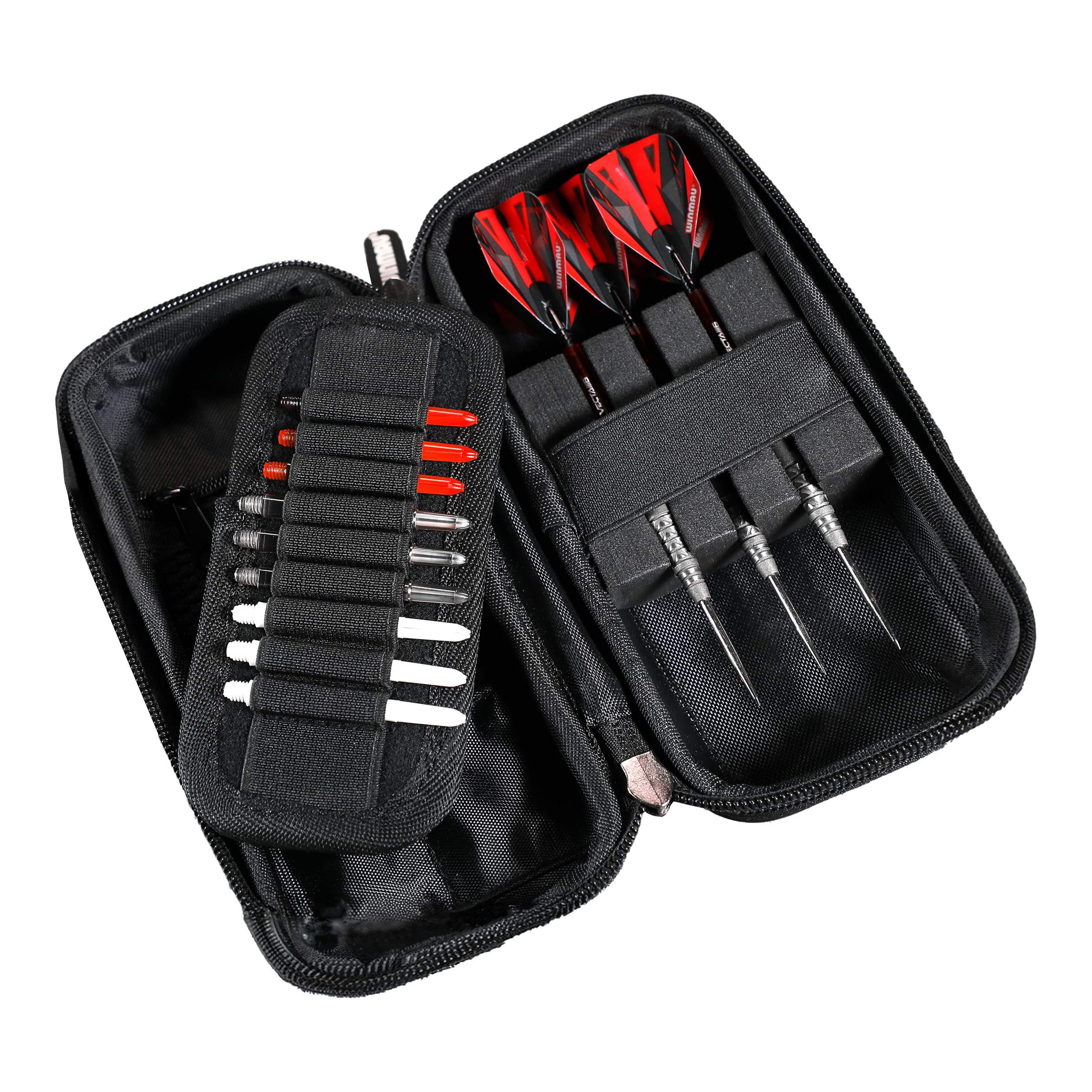 Winmau Armor G1 Dart Wallet Das Bild zeigt ein offenes Dart-Etui mit drei zusammengebauten Darts und mehreren Ersatzteilen. Die Darts haben rote und schwarze Flights und das Etui ist schwarz.