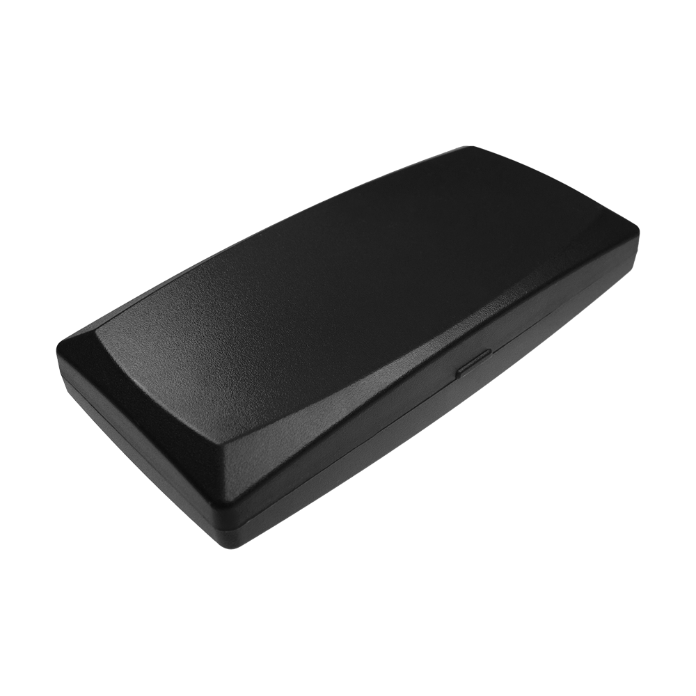 702-schwarz_ABS_Box_Schwarz_1 Das Bild zeigt eine schwarze rechteckige ABS-Box. Die Box hat eine glatte Oberfläche und wirkt kompakt und stabil.