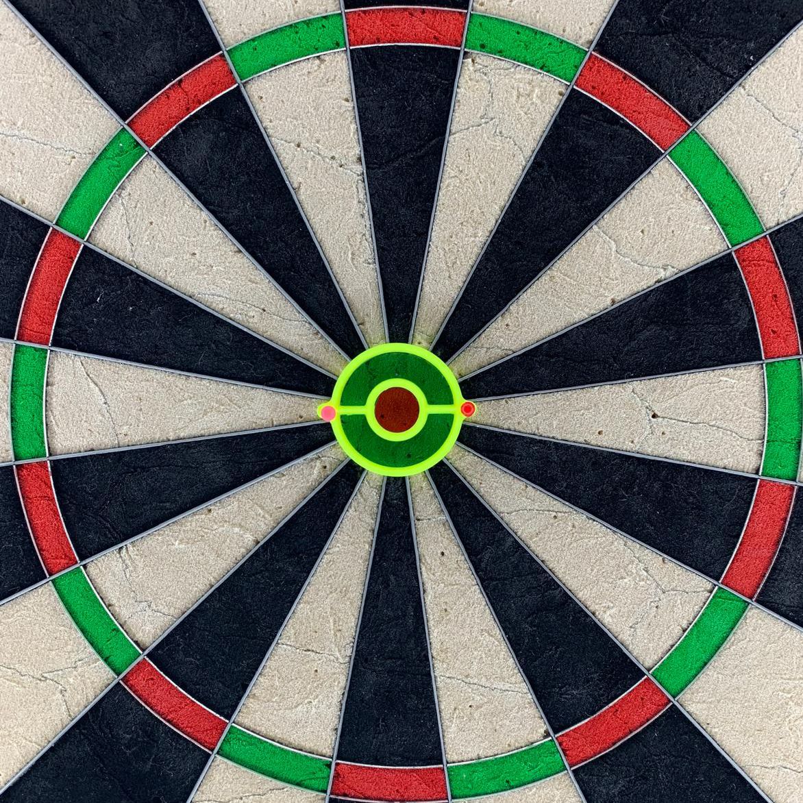 Das Bild zeigt das Produkt 'Dart Practice Segments - Bullseye'. Es handelt sich um ein Trainingssegment für Dartspieler mit Fokus auf das Bullseye.