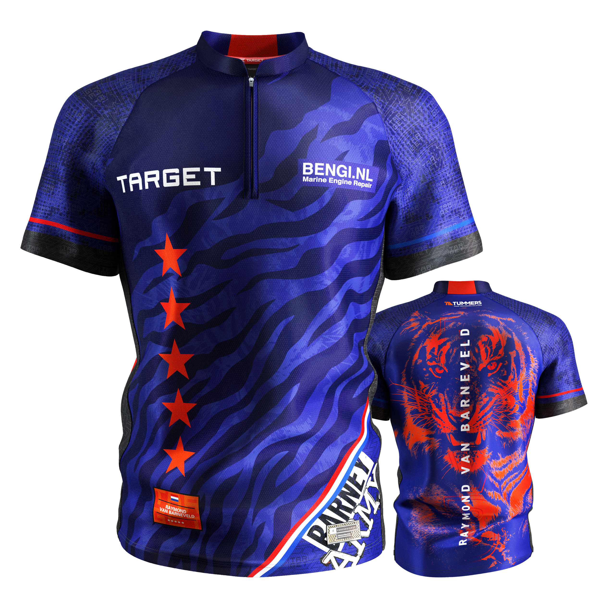 Target Coolplay Raymond Van Barneveld 2025 dart shirt Das Bild zeigt das Target Coolplay Raymond Van Barneveld 2025 Dartshirt in Blau mit roten Akzenten und einem auffälligen Tiger-Design auf der Rückseite. Auf der Vorderseite sind fünf rote Sterne und Sponsorenlogos zu sehen.